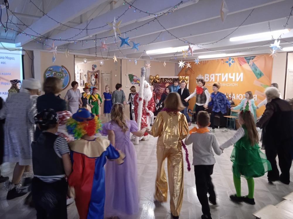 В школе "Вятичи" прошел праздник, посвященный Новому году