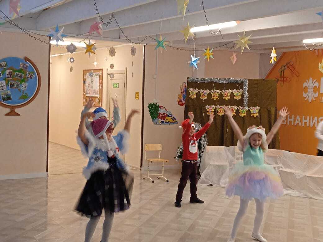 Новый год к нам мчится: Волшебный вечер в школе "Вятичи"